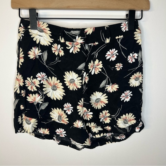 Miss Selfridge Black Floral Daisy Print 2-Piece Outfit w/ Crop Top, Shorts Sz 2 - Picture 9 of 13